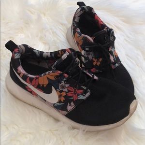 Nike Rosche Runs Women. Fun tropical print/Black